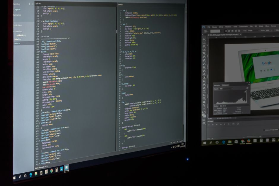 Uma configuração de tela dupla exibindo código de programação e software de edição de imagens.