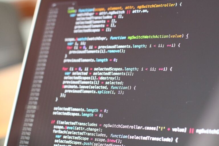 Agência web em ambiente de trabalho colaborativo com telas mostrando design de sites e análise de dados