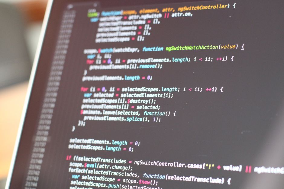 Agência web em ambiente de trabalho colaborativo com telas mostrando design de sites e análise de dados